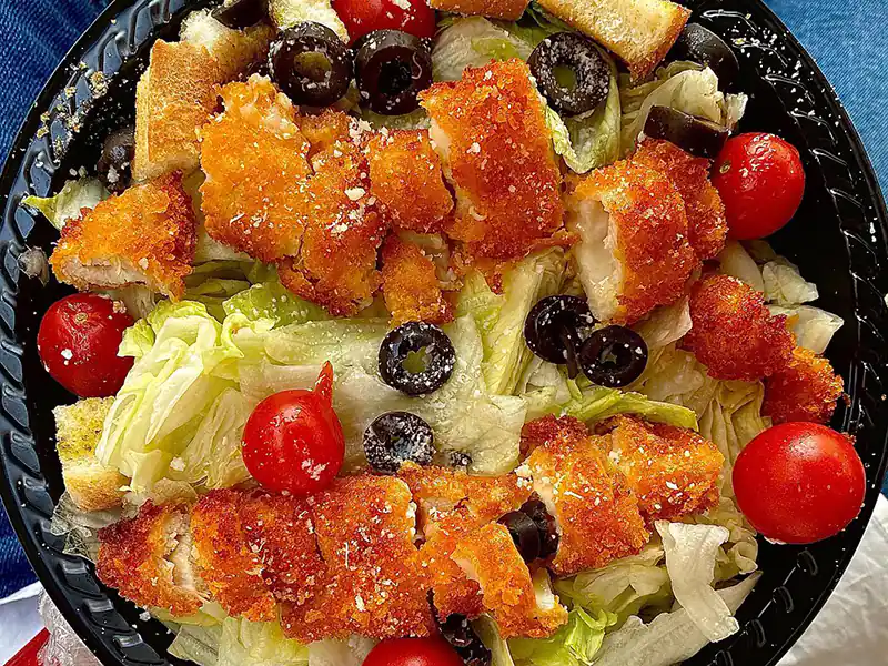 سالاد سزار با مرغ سوخاری